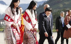 Gia đình Thái tử Nhật Bản đặt chân đến 'Vương quốc hạnh phúc', cộng đồng mạng phát sốt với khí chất ngút ngàn của các thành viên hoàng gia Bhutan