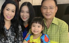 Á hậu Trịnh Kim Chi xinh đẹp mừng tuổi 47 bên chồng con