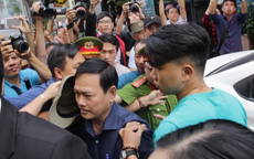 Nguyễn Hữu Linh thong thả đến hầu tòa vụ "nựng" bé gái trong thang máy