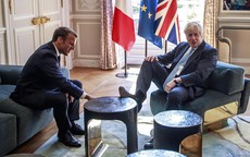 Thủ tướng Anh gác chân lên bàn trước mặt tổng thống Pháp gây tranh cãi