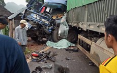 Ô tô tải và xe kéo rơ moóc đối đầu trên QL6 khiến một tài xế tử vong