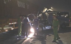 Xe khách đâm vào xe container lúc rạng sáng: 16 hành khách bị thương