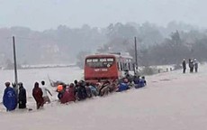 Cố băng qua dòng nước lũ, 60 nữ công nhân may mắn không bị cuốn trôi