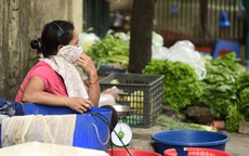 Chùm ảnh: Người dân bịt kín mặt mũi đối phó mùi hôi khét sau vụ cháy kho Công ty Rạng Đông