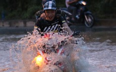 Hà Nội: Vạn người vật lộn trong 'biển nước' trước cổng Thiên đường Bảo Sơn