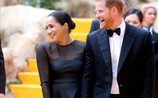 Tiêu hoang như vợ chồng Meghan Markle: Chi hàng triệu đồng làm móng chỉ để xuất hiện với chân trần ở sự kiện bảo vệ môi trường