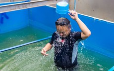 Chuyên gia Nhật Bản rửa mặt, tắm gội giữa sông Tô Lịch