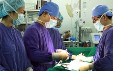 Giám đốc Bệnh viện Việt Đức chỉ ra khoản phí 'vô lý' bệnh nhân phải 'cõng' khi điều trị ở bệnh viện tư