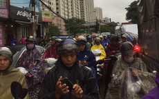 Hà Nội: Mưa to gây ngập nhiều nơi khiến giao thông tắc nghẽn kinh hoàng