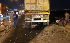 Kinh hãi xe container tông hàng loạt xe trên cầu Thanh Trì, khiến 1 người văng xuống sông