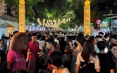 Hà Nội: Dân đổ lên phố cổ đêm Trung thu vui chơi và ngao ngán lắc đầu "nhìn đâu cũng thấy người"