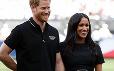 Meghan Markle và Hoàng tử Harry lép vế và "đuối" hơn hẳn khi dự tiệc cưới của người bạn thân thiết