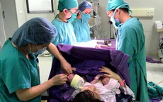 Không chỉ trên thế giới, giờ đã gặp ca sinh đôi chào đời còn nguyên bọc ối ở Quảng Ninh