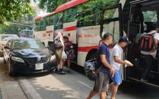 Hà Nội - xe khách trá hình lập “bến cóc”: Treo biển “xe hợp đồng”vô tư đón khách trong phố