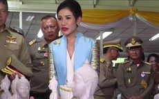 Hoàng quý phi Thái Lan lẻ loi đi sự kiện một mình, gây bất ngờ với phong cách hoàn toàn trái ngược với Hoàng hậu