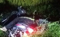 Hòa Bình: Nam thanh niên chết gục cạnh xe máy trước cổng trường mầm non