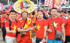 CĐV Việt "nhuộm" đỏ màu cờ sắc áo trước SVĐ Thammasat trước trận gặp Thái Lan