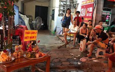 Cổ động viên "lập đàn cầu thắng" giữa trận Việt Nam - Thái Lan
