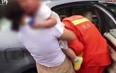 Con trai mắc kẹt trong ô tô giữa trời nóng như thiêu đốt, mẹ vẫn ngăn lính cứu hỏa đưa bé ra ngoài vì không muốn vỡ kính xe