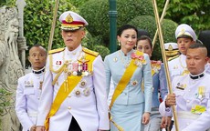 Hoàng hậu Thái Lan xuất hiện rạng rỡ bên cạnh Quốc vương vào ngày quốc lễ, được mẹ chồng nắm tay tình cảm trong khi vợ lẽ mất hút khó hiểu