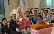 Tưởng mất hút trong quốc lễ, ai ngờ Hoàng quý phi Thái Lan lại ngồi lặng lẽ một góc, hướng mắt nhìn về Quốc vương và "chính thất"