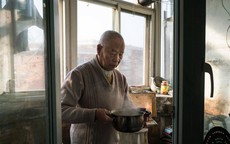Bi kịch xã hội hiện đại Trung Quốc: Cha mẹ về già bị con cái bỏ rơi, sống cô quạnh, không một lời hỏi thăm, chết không ai biết