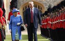 Nữ hoàng Anh nói trực thăng của Tổng thống Trump hủy hoại bãi cỏ trước điện Buckingham