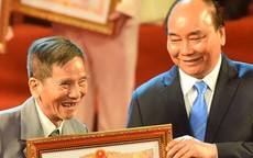 Nghệ sĩ 90 tuổi Trần Hạnh xúc động nhận danh hiệu NSND