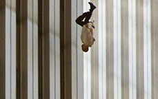 Đã 18 năm kể từ khi vụ khủng bố 11/9 đoạt mạng hàng nghìn người Mỹ, bức ảnh 'người đàn ông rơi' vẫn không ngừng gây ám ảnh