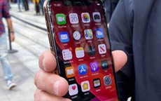 Màn hình iPhone 11 Pro vỡ nát sau cú rơi nhẹ bên thềm Apple Store