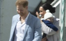 Meghan Markle bế con trai xuất hiện tại sân bay, bắt đầu chuyến công du, 'ghi điểm' tuyệt đối nhờ hành động tinh tế