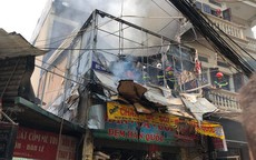 Hà Nội: Cháy lớn tại cửa hàng chăn ga gối đệm, người dân hoảng sợ tháo chạy