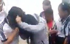 Hai nữ sinh lớp 7 đánh nhau