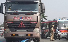 Vợ chồng tử vong, con gái trọng thương khi xe container cuốn vào gầm