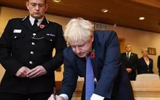 Thủ tướng Anh viết lời chia buồn vụ 39 người thiệt mạng, thề đưa thủ phạm ra công lý