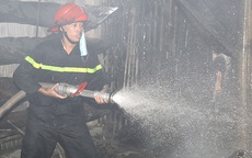 Ninh Bình: Cháy chợ, 30 kiốt bị thiêu rụi