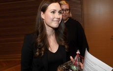 Nữ thủ tướng trẻ nhất Phần Lan gây sốt dư luận: Một bà mẹ bỉm sữa xinh đẹp không tỳ vết cùng góc khuất gia đình ít ai biết