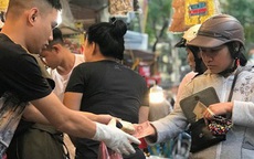 Khu chợ độc nhất Hà Nội: Mở vài tiếng bán hàng trăm cân cá kho, trời lạnh càng hút khách
