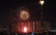 Pháo hoa rực sáng từ tòa Landmark 81, người Sài Gòn háo hức chào đón năm mới 2020