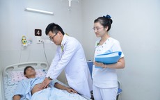 Người đàn ông suýt vỡ thận sau cú té ngã