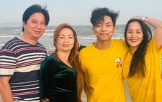 Khánh Thi đưa bố mẹ chồng đi tắm biển