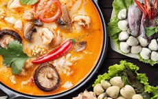 Mẹ Việt chiêu đãi gia đình món lẩu thái Tomyum ngon bất bại