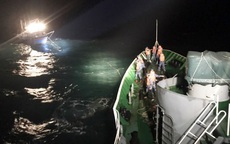 Nghệ An: Cứu 6 thuyền viên cùng tàu cá gặp nạn trên biển