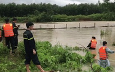 Hàng chục cán bộ chiến sĩ đội mưa tìm kiếm người dân bị nước lũ cuốn trôi ở Đà Nẵng