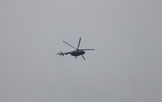 Một trực thăng đang bay hướng vào thủy điện Rào Trăng 3