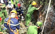 Đưa thi thể nạn nhân rơi xuống hang sâu gần 150 mét lên mặt đất