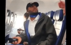 Hành khách bị đuổi khỏi máy bay, con trai Tổng thống Trump phẫn nộ