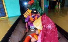 Lật đò khi đang đi tránh lũ, 2 cháu bé tử vong