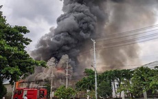 Cháy công ty đồ gỗ ở Sài Gòn, 3 nhà xưởng đổ sập trong tích tắc
