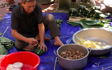 VIDEO: Cận cảnh những chiếc bánh chưng đong đầy sự sẻ chia của người Hà Nội gửi đến đồng bào rốn lũ miền Trung